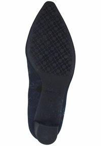 Czarna skórzana podeszwa buta z ostrym noskiem, teksturowanym wzorem gumowego uchwytu i brandingiem. Lekko podniesiony obcas dla lepszego wsparcia.