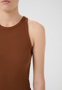 Top a maniche corte marrone con righe, colletto alto e spalline larghe, caratterizzato da una texture liscia e un design aderente, accorciato appena sopra il seno.