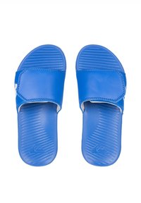 Blå syntetiska luffsandaler med en texturerad sula och ett brett rem. Har vit logotypaccent och ribbad sula för grepp.