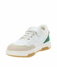 Scarpa sportiva bianca con punta in suede beige, accentuazione verde sul tallone e design con lacci. Presenta una fascetta in velcro e suola in gomma.