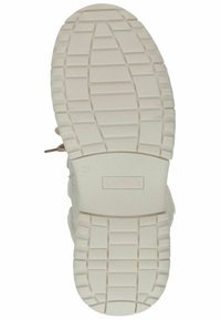 Sneaker bianca con suola in gomma testurizzata, presenta un motivo a diamante, un'area della punta rinforzata e un'etichetta con il marchio sulla suola.