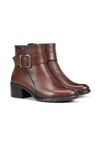 Botas de tobillo de cuero marrón con un acabado suave, que presentan una correa ancha y detalle de hebilla, tacón apilado y suela con patrón.