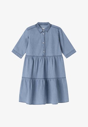 Hellblaues Jeanskleid mit durchgehender Knopfleiste, Kragen und drei Viertelärmeln. Es verfügt über ein gestuftes, ausgestelltes Design mit gerafftem Stoff.