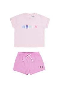 Camisa de manga corta rosa con la palabra "HAPPY" en letras multicolores. Pantalones cortos rosa a juego con cinturilla elástica y cordón, que presentan un parche con el logo.