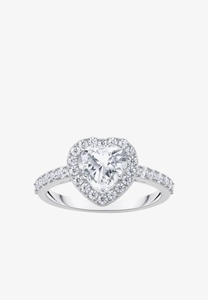 Bague en argent avec un diamant central en forme de cœur entouré de diamants plus petits, avec des diamants supplémentaires le long de l'anneau.