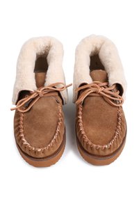 Chaussures moccasin en daim brun avec un col en fausse fourrure crème et des lacets. Présentent un design cousu et une semelle en caoutchouc pour une meilleure adhérence.