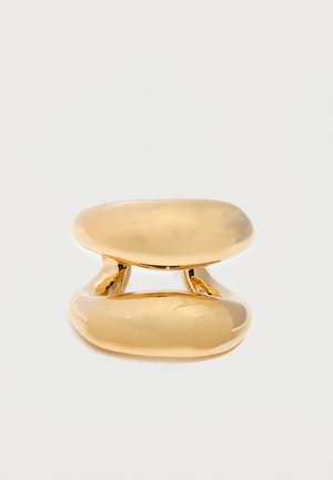 Bague en or lisse et brillante avec un design double bande épais et arrondi, présentant un espace ouvert entre les bandes sur un fond blanc.