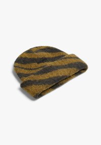 Gorro de punto en amarillo y gris con un patrón a rayas. Textura suave y diseño plegable adecuado para el uso diario.