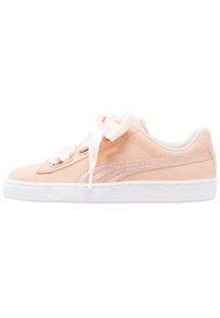 Puma Wildleder Sneaker in Hellrosa mit Satinband-Schnürsenkeln, strukturiertem Finish und weißer Gummisohle. Mit charakteristischem Streifen in Metallic.