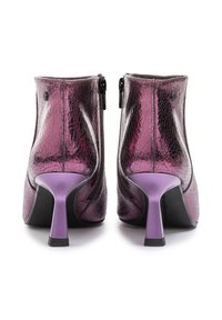 Paarse leren enkelboots met een gebarsten textuur, voorzien van een taps toelopende hak, zijritsen en een matte zwarte zool.
