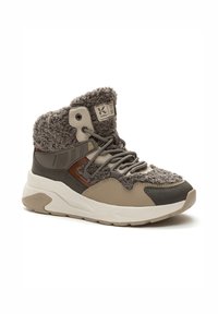 Kompakti vidutinio aukščio sportiniai bateliai su pilka tekstūruota viršūne, rudos odos akcentais, smėlio spalvos guma padais ir pilkomis raištelėmis. Yra logotipo detalė ant liežuvio.