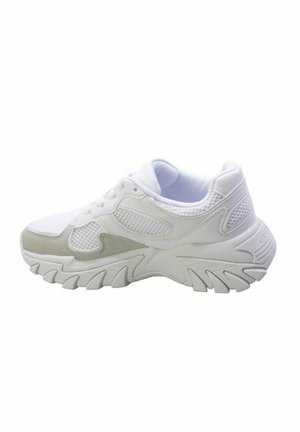 Sneaker bianca con tomaia in mesh e materiale sintetico, suola spessa con motivi angolari e accenti grigi a contrasto sui lati.
