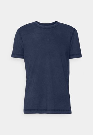 Tumed sinise puuvillane T-särk lühikeste varrukatega, ümara kaelusega ning rinnal väike, toon-toonis "BOSS" logo. Sile tekstuur ja argi sobivus.