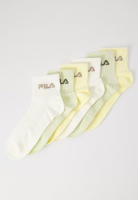 Seis pares de calcetines tobilleros, con puños acanalados, en crema, amarillo claro y verde claro, con el logo "FILA" en colores contrastantes.