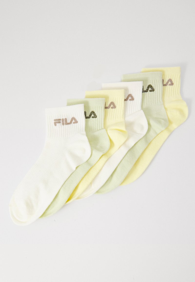 Seis pares de calcetines tobilleros, con puños acanalados, en crema, amarillo claro y verde claro, con el logo "FILA" en colores contrastantes.
