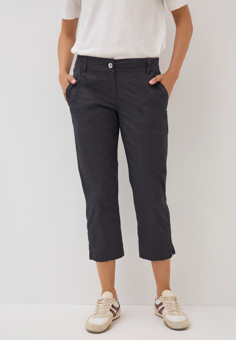 Pantaloni neri a vita alta in tessuto leggero, con tasche laterali e vita elasticizzata, caratterizzati da un bottone frontale e dettagli cuciti.