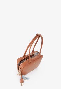 Sac en cuir tan avec une forme structurée, double poignées, quincaillerie dorée, et un charme bleu "Venise" attaché à la fermeture éclair.
