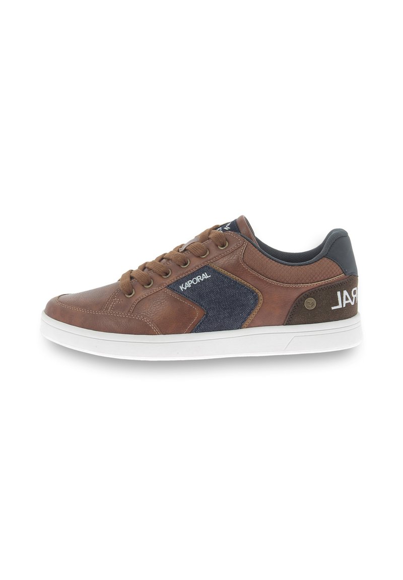 Sneaker in pelle marrone con dettagli in denim, suola bianca, punta rotonda e tallone scuro a contrasto. Presenta il logo sul lato e chiusura con lacci.