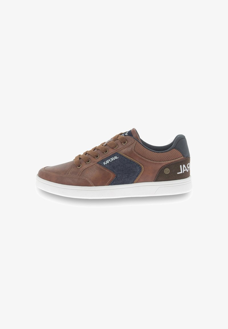 Sneaker in pelle marrone con dettagli in denim, suola bianca, punta rotonda e tallone scuro a contrasto. Presenta il logo sul lato e chiusura con lacci.