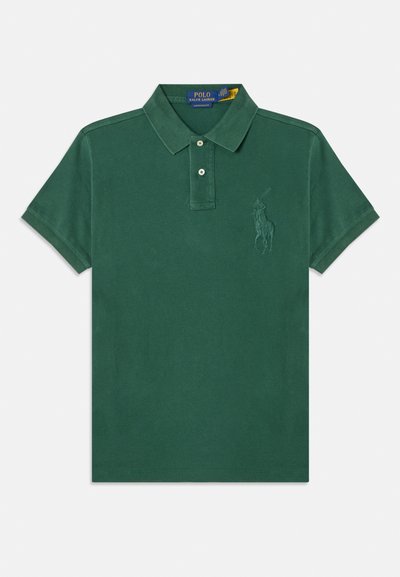 Polo verde de algodón con cuello clásico, mangas cortas, tapeta de dos botones y logo bordado en el lado izquierdo del pecho.