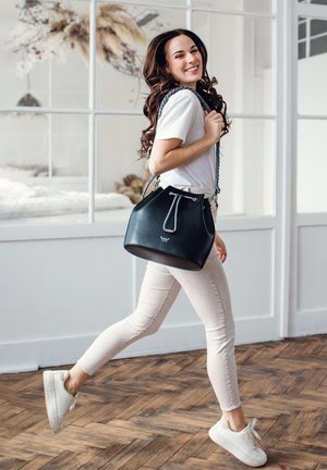 Schwarze Ledertasche im Bucket-Style mit einem Kordelzugverschluss und einem strukturierten Tragegurt. Verfügt über eine glatte Außenseite und dezentes Branding am Boden.