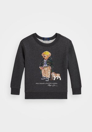Sudadera gris oscuro con un estampado de un oso vestido con ropa casual, acompañado de un perrito pequeño. Presenta un cuello redondo y puños acanalados.