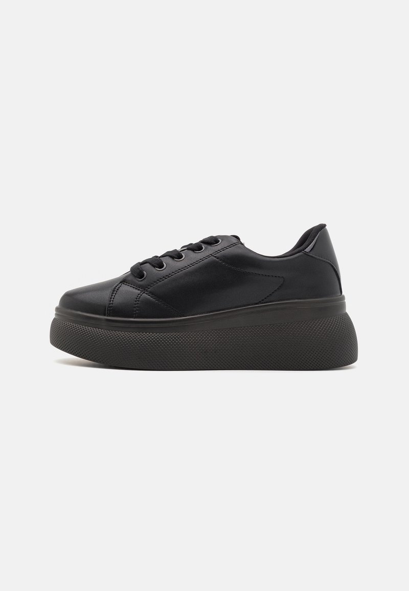 Baskets à plateforme noires avec semelle épaisse texturée, fermeture à lacets sur le devant et dessus lisse, vues de côté sur un fond clair uni.