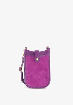 Sac à bandoulière en suede violet avec une finition texturée, quincaillerie dorée et fermeture à onglet à l'avant. Bandoulière ajustable pour un port polyvalent.