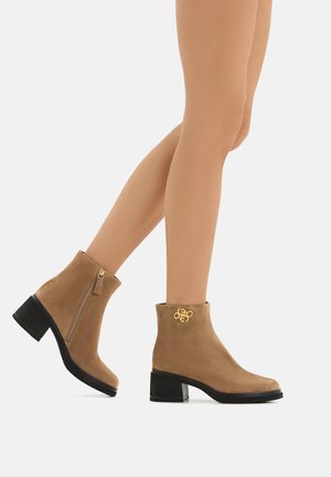 Stivaletti con plateau - beige