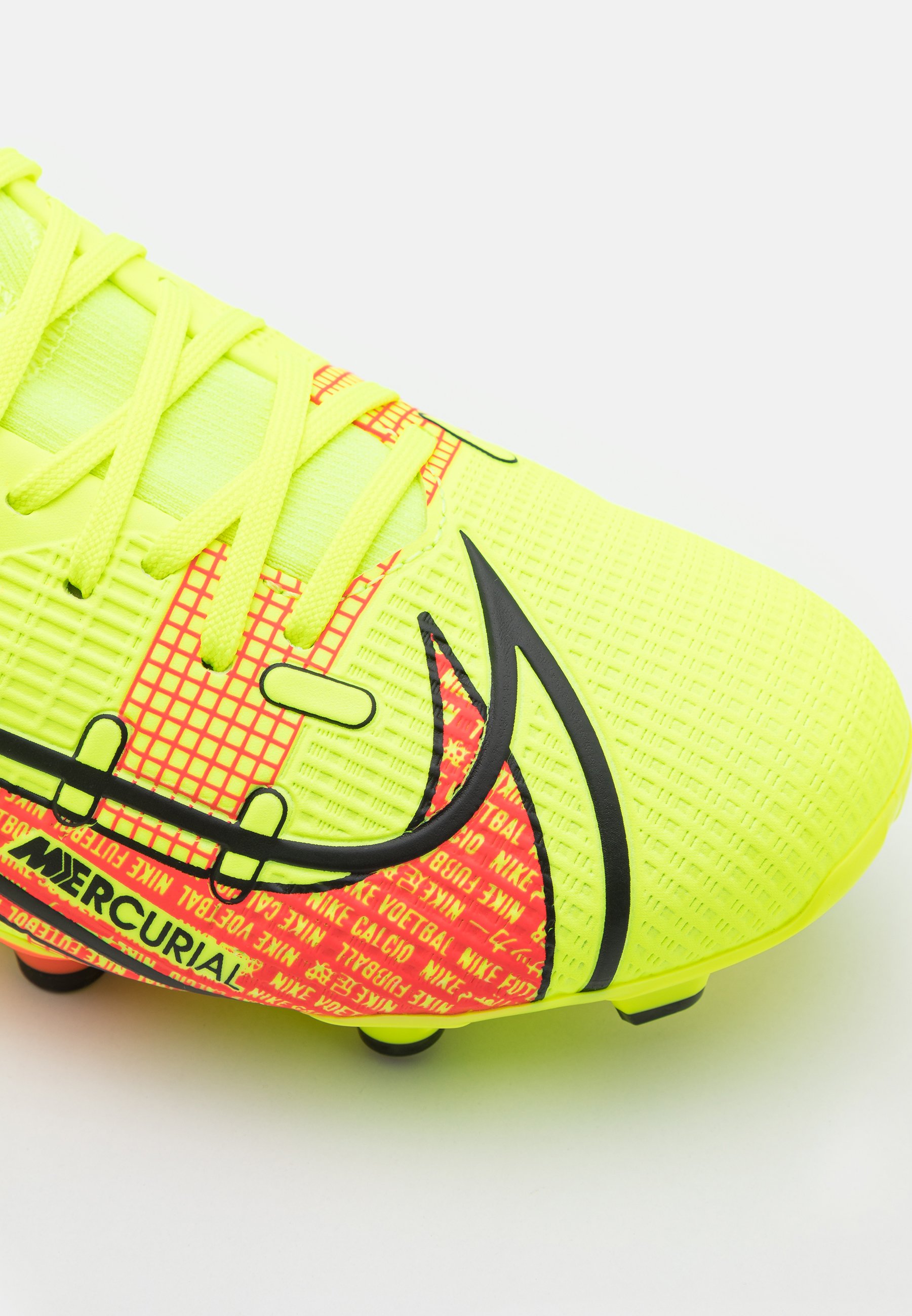 crampons orange nike