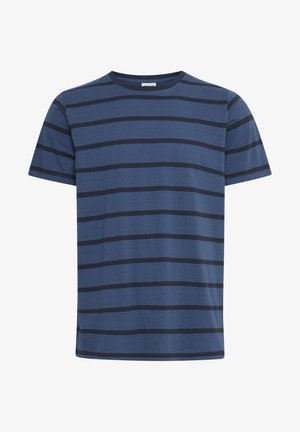 T-shirt rayé en coton doux, avec des rayures horizontales bleu marine foncé sur fond bleu, col rond classique et manches courtes.