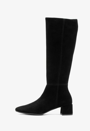 Czarne zamszowe kozaki za kolano z wydłużonym noskiem i grubym obcasem, z widocznymi szwami i gładką teksturą.