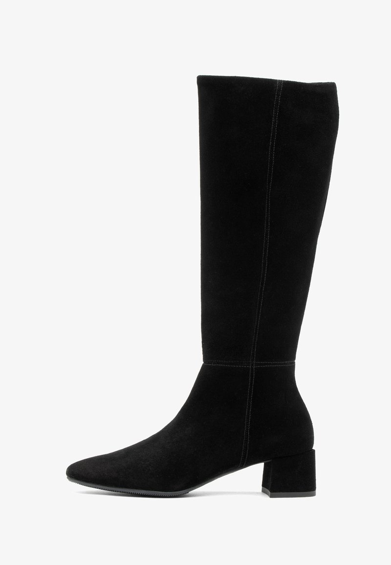 Crne ante čizme do koljena s špicastim vrhom i čvrstim potplatom, s vidljivim šavovima i glatkom teksturom.