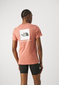 The North Face BOX RELAXED TEE - T-shirt med print - light mahogany