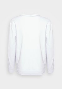 Witte sweatshirt met een ronde halslijn, lange mouwen en een zachte textuur. De achterkant is eenvoudig met een relaxte pasvorm en ribgebreide manchetten.