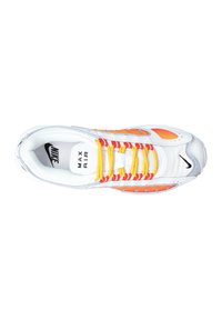 Sneaker Nike Max Air avec un dessus en cuir blanc, des accents orange et jaune, des panneaux en maille texturée et des lacets contrastants.