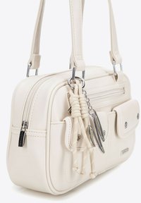 Borsa in pelle crema con forma rettangolare, doppi manici superiori, scomparti con zip, cordino decorativo e dettagli in hardware metallico.