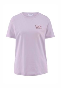 Lilac katoenen t-shirt met ronde hals, korte mouwen en rode geborduurde tekst "tijd om te bloeien" op de voorkant, gladde textuur.