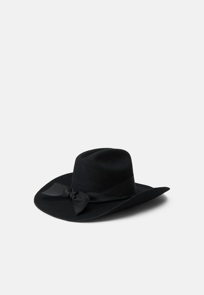 Cappello a falda larga in feltro nero con nastro abbinato legato a mo' di fiocco, che presenta una superficie liscia e una forma strutturata.