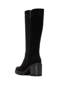 Stivaletti neri al ginocchio in suede, con cerniera laterale e un tacco spesso e satinato per maggiore stabilità e grip.