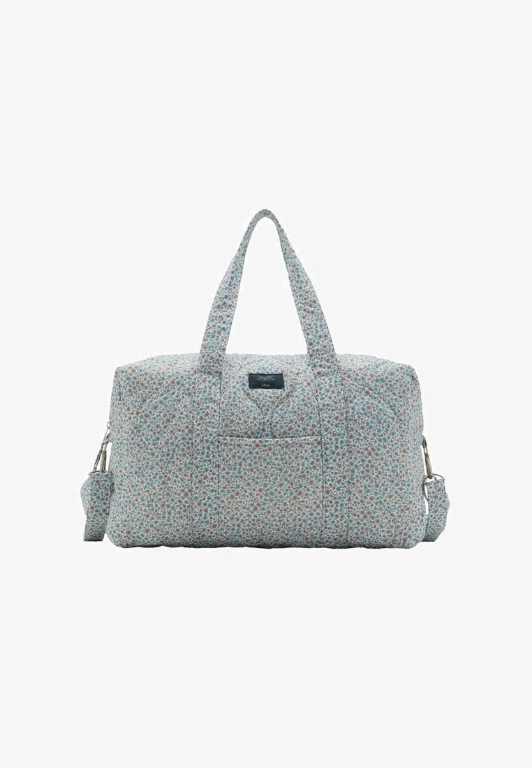 Geantă de voiaj cu model floral, din material de culoare albastru deschis, cu două mânere scurte, curea de umăr detașabilă și un buzunar frontal. Suprafață texturată.