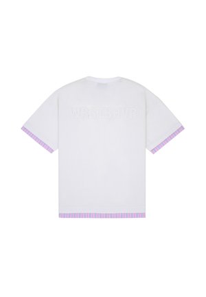 Witte korte mouwen blouse met "WRSTBHVR" in reliëf op de achterkant en roze en blauwe gestreepte biezen op mouwen en zoom.