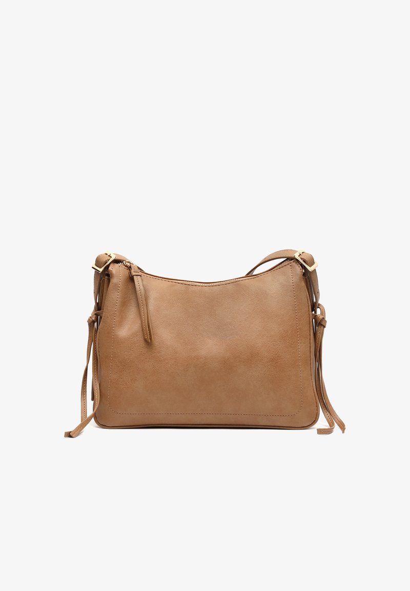 Brązowa skórzana torba na ramię z regulowanymi paskami zapinanymi na sprzączkę i zamkiem błyskawicznym, zaprojektowana do codziennego użytku.