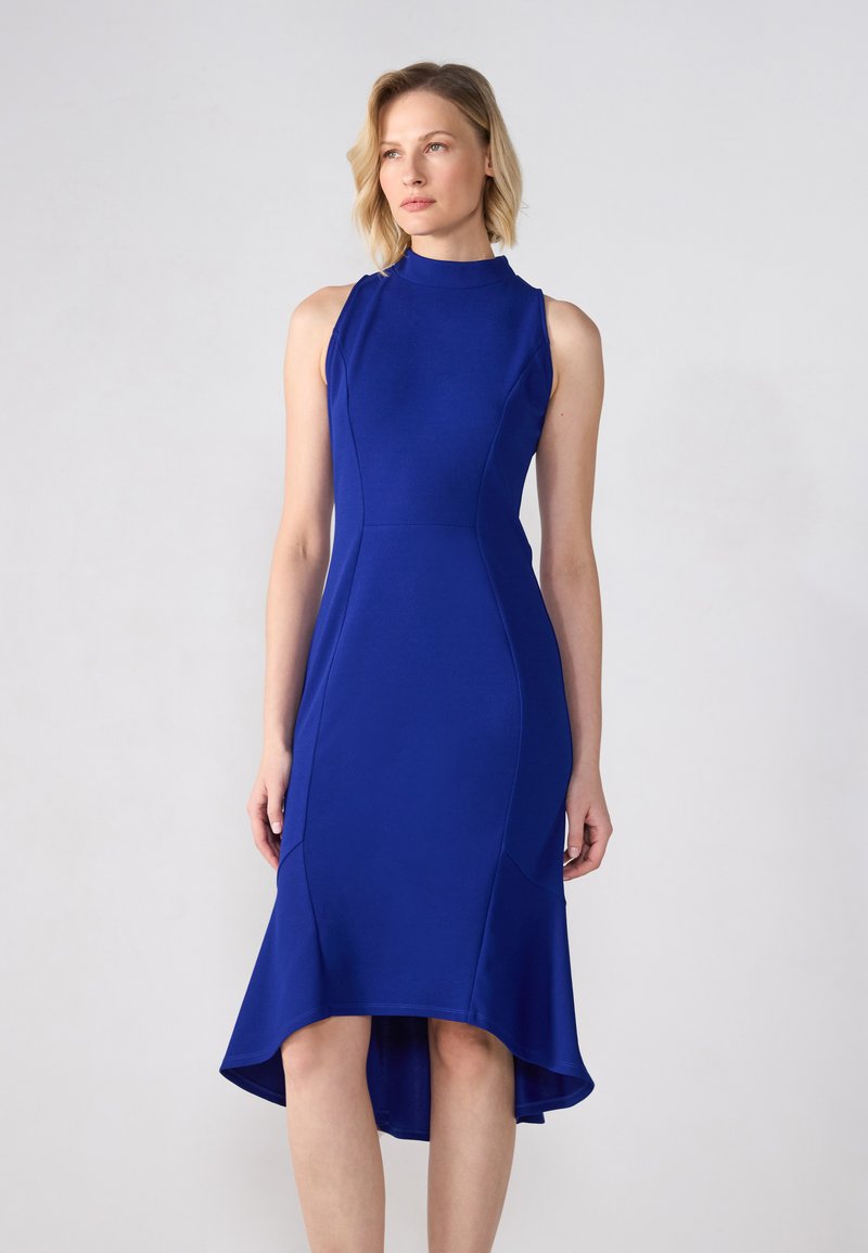 Blaues ärmelloses Kleid mit hohem Ausschnitt, tailliertem Oberteil und ausgestellt, asymmetrischem Saum. Glatter Stoff mit dezenten Nähten und Konturen.