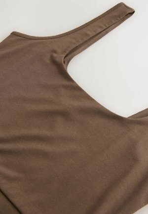 Top de tirantes anchos en color marrón, ajustado y con un escote profundo en forma de barco. Tejido suave y elástico con una textura lisa.