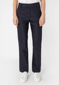 Námořnické kalhoty s hladkým povrchem, slim fit, rovné nohavice, s plochým předním dílem a bočními kapsami, v kombinaci s bílými teniskami.