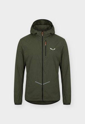 Μπουφάν με κουκούλα σε χρώμα ελιάς, με πλήρες φερμουάρ μπροστά, φερμουάρ στην τσέπη του στήθους, ελαστικά μανίκια και μικρό λευκό λογότυπο στο αριστερό μέρος του στήθους.