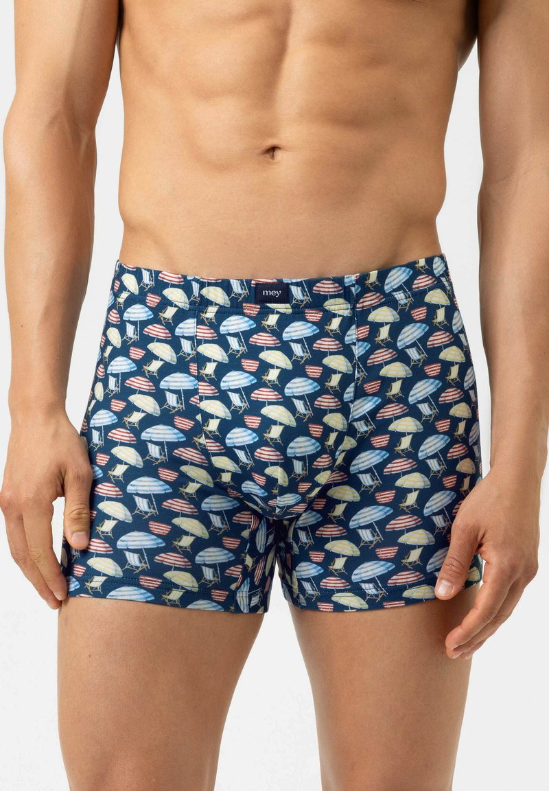 Boxers en coton, présentant un fond bleu marine avec un motif répété de parasols de plage de différentes couleurs.