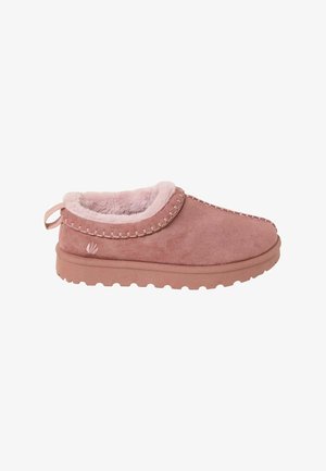 Morbida pantofola in camoscio rosa con fodera in peluche, dettagli cuciti, suola in gomma e linguetta al tallone per una calzata facile.