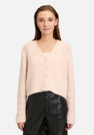 Heller rosa kurz geschnittener Cardigan aus weichem, strukturiertem Material mit V-Ausschnitt, vier hellen Knöpfen und gerippten Bündchen.